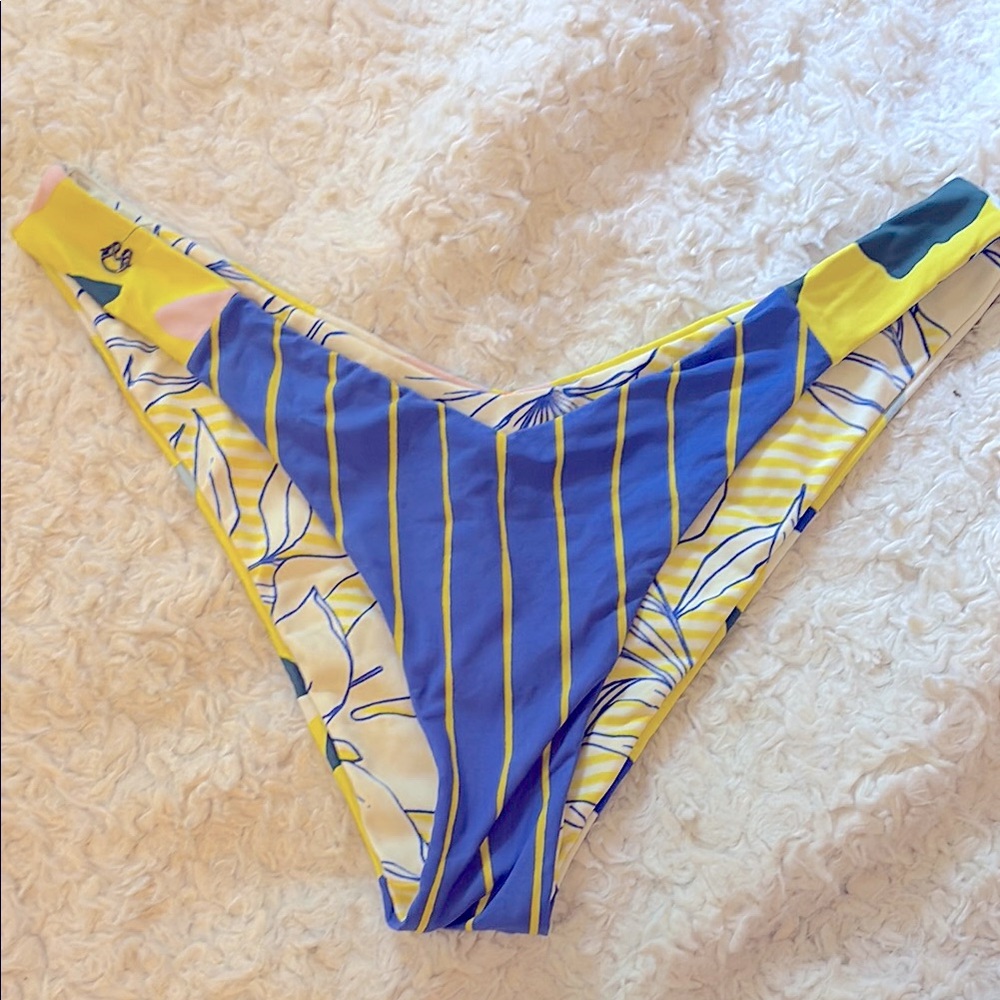 Maaji double V reversible bikini bottom size medium
